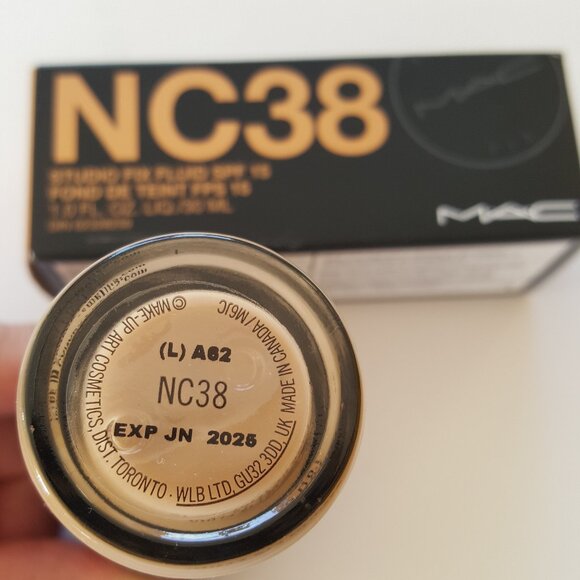 M.A.C ! Studio Fix Fluid SPF 15 Foundation ( NC38) - Picture 4 of 4
